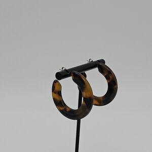 flat faux tortoiseshell hoop earrings